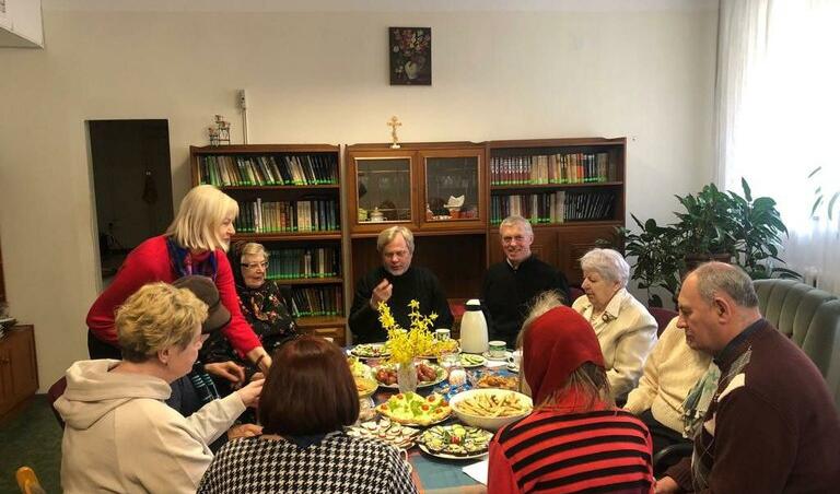 Rīgas Svētās Trijādības katedrāles garīdznieki un ticīgie apmeklējuši sociālo centru "Paaudze"