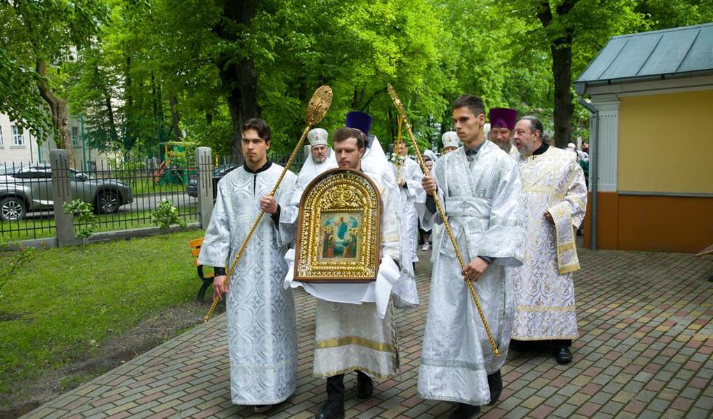 Dievišķā liturģija Rīgas Debesbraukšanas latviešu draudzē Virsgana vadībā